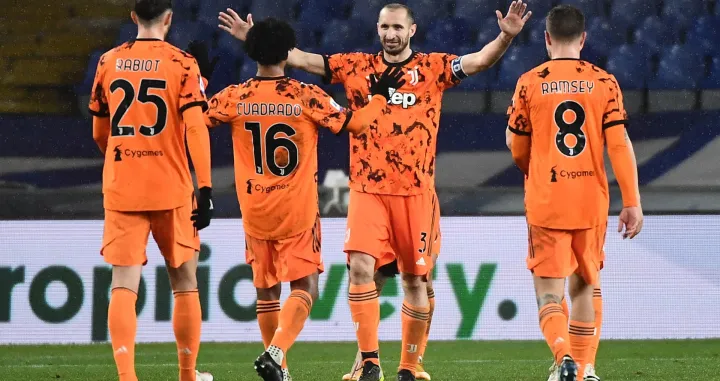epa08976131 Juventus' players (L-R) Adrien Rabiot, Juan Cuadrado, Giorgio Chiellini and Aaron Ramsey celebrate at the end of the Italian Serie A soccer match between UC Sampdoria and Juventus Fc at the Luigi Ferraris stadium in Genoa, Italy, 30 January 2021. EPA/LUCA ZENNARO