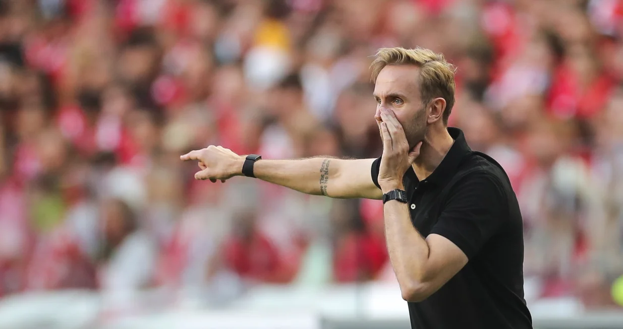 epa10103052 Midtjylland head coach Henrik Jensen reacts during the UEFA Champions League qualifying match between SL Benfica and FC Midtjylland held at Luz stadium in Lisbon, Portugal, 02 August 2022. EPA/MIGUEL A. LOPES