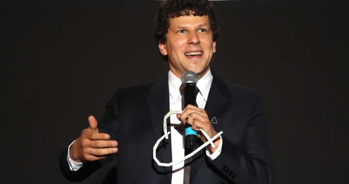 epa10123187 US actor, director, playwright and author Jesse Eisenberg receives the Honorary Heart of Sarajevo Award at the 28th Sarajevo Film Festival, in Sarajevo, Bosnia and Herzegovina, 15 August 2022. The festival runs from 12 to 19 August. EPA/FEHIM DEMIR/Fehim Demir