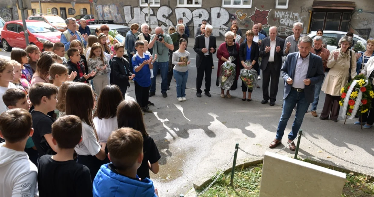 polaganje cvijeca djeca/