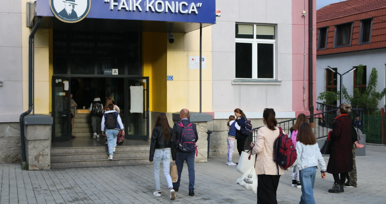 Na Kosovu je jutros s mesec dana zaka&scaron;njenja počela nastava u javnim &scaron;kolama, nakon &scaron;to je Unija nezavisnih sindikata Kosova obustavila &scaron;trajk. Danas se u &scaron;kolske učionice vraća oko 300.000 preduniverzitetskih učenika &scaron;irom Kosova. Također danas počinje i nova akademska godina. (Erkin Ke&ccedil;i - Anadolu Agency)/�