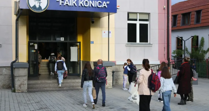 Na Kosovu je jutros s mesec dana zaka&scaron;njenja počela nastava u javnim &scaron;kolama, nakon &scaron;to je Unija nezavisnih sindikata Kosova obustavila &scaron;trajk. Danas se u &scaron;kolske učionice vraća oko 300.000 preduniverzitetskih učenika &scaron;irom Kosova. Također danas počinje i nova akademska godina. (Erkin Ke&ccedil;i - Anadolu Agency)/�