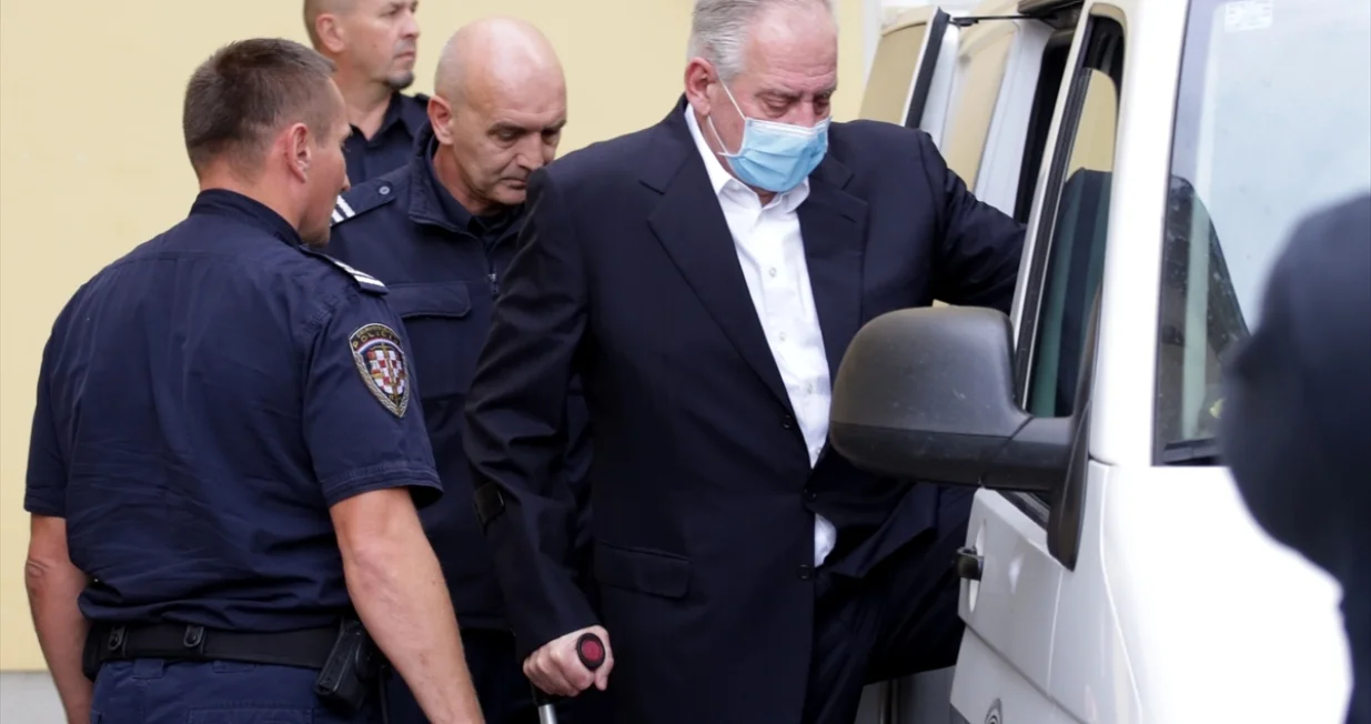 Sanader je na suđenje do&scaron;ao s medicinskom maskom i &scaron;takom/Anadolija/