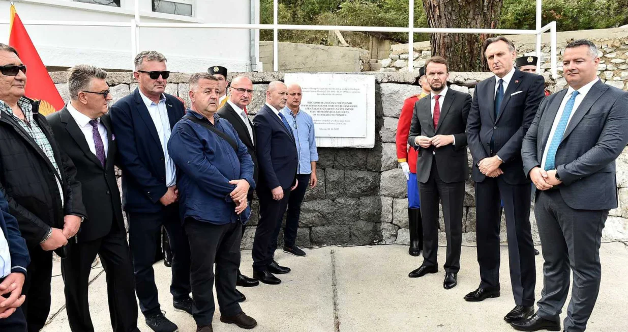 MORINJ, Crna Gora - 10. oktobar 2022: Ministri vanjskih poslova i odbrane Crne Gore i Hrvatske otkrili su danas spomen ploču na biv&scaron;em logoru Morinj u Op&scaron;tini Kotor, u kome su tokom opsade Dubrovnika, početkom devedesetih zatvarani i zlostavljani hrvatski zarobljenici (Vlada Crne Gore - Anadolu Agency)/�