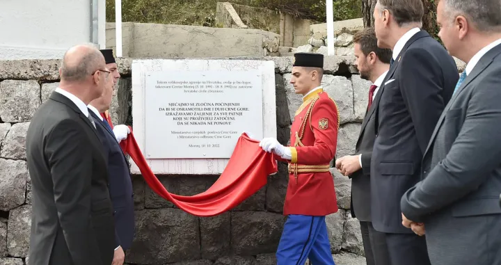 MORINJ, Crna Gora - 10. oktobar 2022: Ministri vanjskih poslova i odbrane Crne Gore i Hrvatske otkrili su danas spomen ploču na biv&scaron;em logoru Morinj u Op&scaron;tini Kotor, u kome su tokom opsade Dubrovnika, početkom devedesetih zatvarani i zlostavljani hrvatski zarobljenici (Vlada Crne Gore - Anadolu Agency)/�