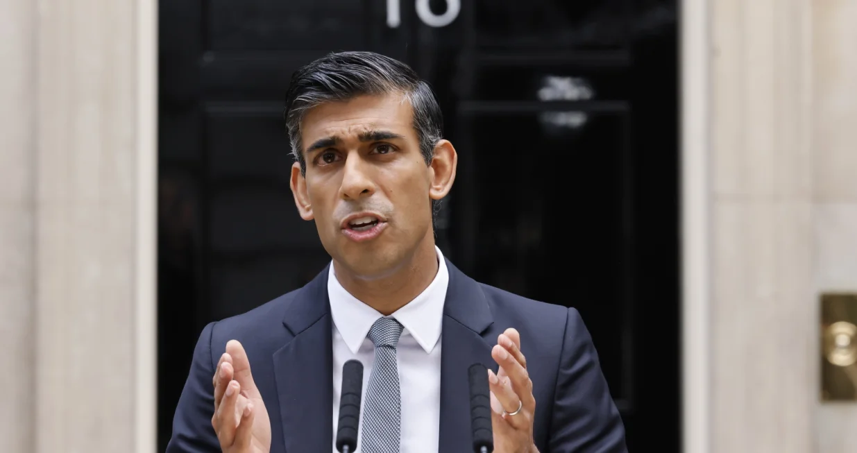 epa10264781 Britain's new Prime Minister Rishi Sunak speaks upon arrival in Downing Street, London, Britain, 25 October 2022. Sunak has taken over as Prime Minister after going to see King Charles III at Buckingham Palace. He is the youngest British prime minister in modern political history. EPA/TOLGA AKMEN/Tolga Akmen