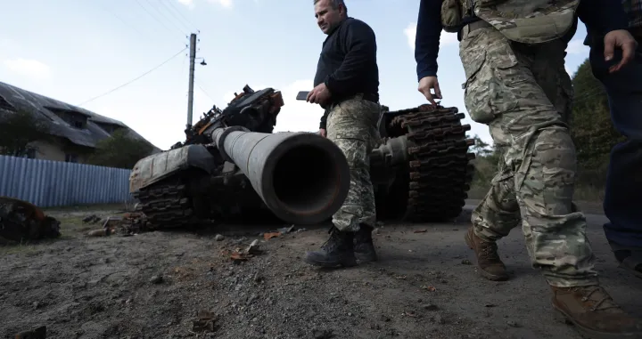 epa10229460 Ukrainian soldiers inspect a destroyed Russian armored vehicle, near the village of Pesky-Radkivski, about 150km east of Kharkiv, Ukraine, 07 October 2022. The Ukrainian army pushed Russian troops from occupied territory in the northeast of the country in a counterattack. Kharkiv and surrounding areas have been the target of heavy shelling since February 2022, when Russian troops entered Ukraine starting a conflict that has provoked destruction and a humanitarian crisis. EPA/ATEF SAFADI/Atef Safadi