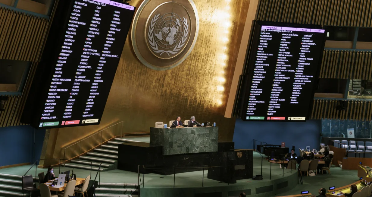 epa10305828 Screens in the United Nations General Assembly hall show voting results during a meeting on Russia's invasion of Ukraine at United Nations Headquarters in New York, New York, USA, 14 November 2022. The General Assembly voted on, and adopted, a non-binding resolution calling on Russia to be responsible for reparations for damages caused by the military invasion of Ukraine. EPA/JUSTIN LANE/Justin Lane