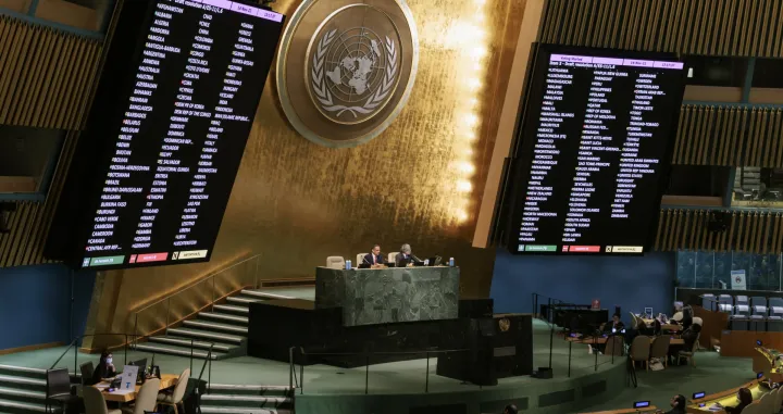 epa10305828 Screens in the United Nations General Assembly hall show voting results during a meeting on Russia's invasion of Ukraine at United Nations Headquarters in New York, New York, USA, 14 November 2022. The General Assembly voted on, and adopted, a non-binding resolution calling on Russia to be responsible for reparations for damages caused by the military invasion of Ukraine. EPA/JUSTIN LANE/Justin Lane