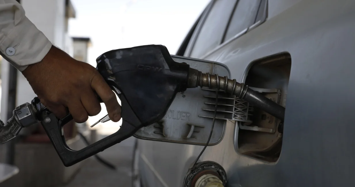 epa10251030 An attendant pumps fuel into a vehicle at a gasoline station in Sana'a, Yemen, 18 October 2022. The Houthis-controlled petroleum authority has cut retail price of gasoline from 575 to 525 Yemeni rials per one litter (from one euro to 0.95 euro per one litter) in the northern Yemeni provinces under its control, in line with the global decline in oil prices as well as the flow of fuel imports into the Houthis-held ports. EPA/YAHYA ARHAB/Yahya Arhab