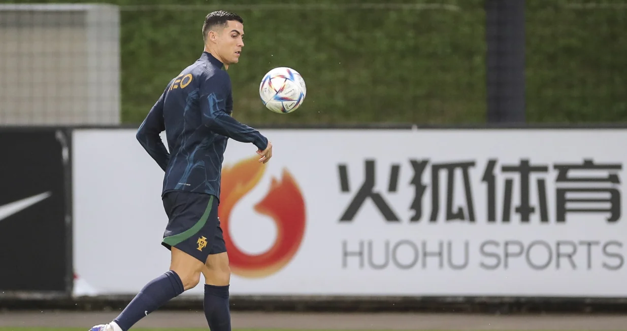 epa10305787 Portugal's Cristiano Ronaldo performs during his team's training session in preparation for the FIFA World Cup 2022 in Qatar at Cidade do Futebol in Oeiras, near Lisbon, Portugal, 14 November 2022. EPA/MIGUEL A. LOPES