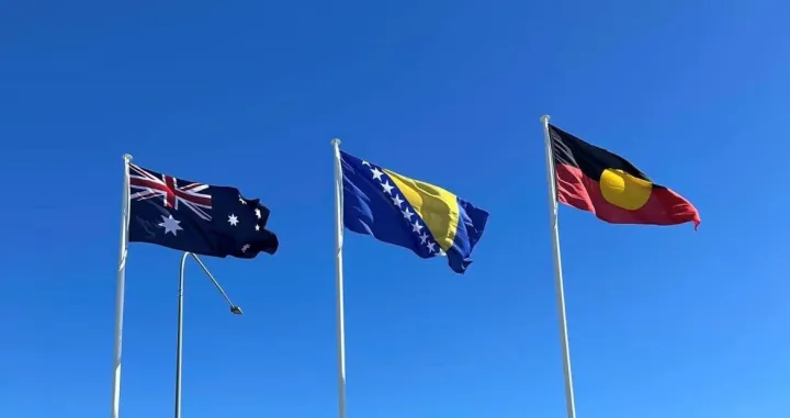 Zastave: Australija, Bosna i Hercegovine i Aboridžina/Amir Šahinović