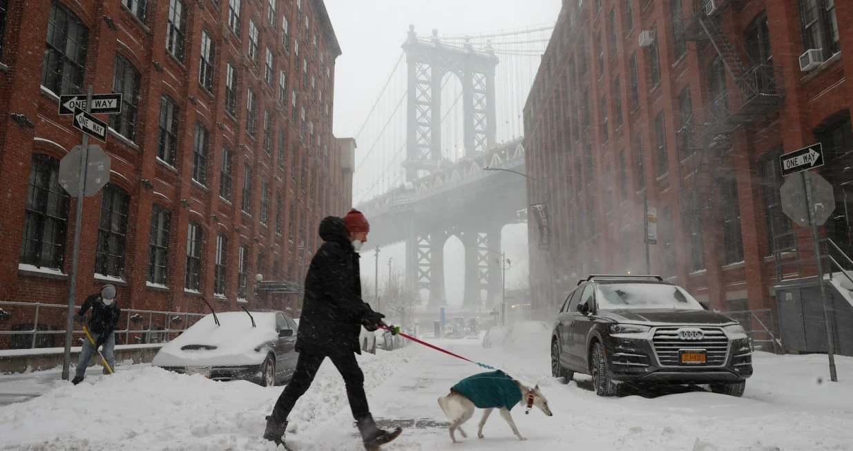Snažna zimska oluja zahvatila je istočnu obalu Sjedinjenih Američkih Država (SAD) u subotu, a New York i New Jersey proglasili su vanredno stanje.<br><br>Snijeg je počeo u 3 sata ujutro u New Yorku, New Jerseyju i dijelovima južne Nove Engleske, a snijeg je prekrio i kultni Bruklinski most u New Yorku jedan od najstarijh visećih mostova. (Tayfun Coşkun - Anadolu Agency)/�