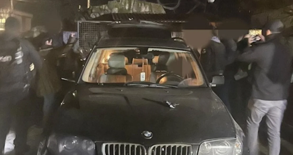 Kod osumnjičenog je nađeno deset pu&scaron;aka, snajper sa prigu&scaron;ivačem, &scaron;korpion sa prigu&scaron;ivačem, kilogram eksploziva, kao i veća količina municije/