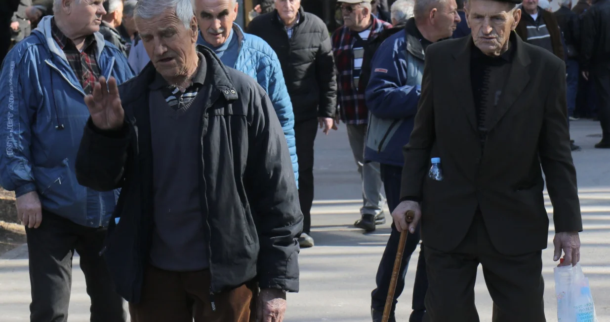 Penzioneri protesti ispred Parlamenta FBiH, vanredno usklađivanje/Senad Gubelić