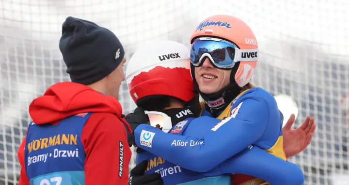 epa10388934 Dawid Kubacki (R) of Poland reacts after the second round for the third stage of the 71st Four Hills Ski Jumping Tournament in Innsbruck, Austria, 04 January 2023. EPA/Grzegorz Momot POLAND OUT