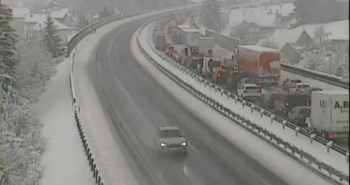 Saobraćajni kolaps u Sloveniji zbog snijega/24ur.com/