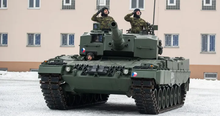 epaselect epa10375555 Czech soldiers salute from a Leopard 2A4 tank during a ceremony for the hand over of the symbolic key of the tank to the Czech army, in Praslavice, Czech Republic, 21 December 2022. The Czech Republic is to receive a total of 14 Leopard 2A4 tanks and a Bueffel armored recovery vehicle as a gift from Germany under the German government's 'Ringtausch' programme in return for deliveries of older tanks from Czech army depots to Ukraine. In addition to the tanks, the delivery will include an initial package of spare parts, ammunition and a three-year service support from the supplier, which includes training of Czech soldiers. The value of the donation exceeds 3.85 billion Czech crown (159 million euro). The rest of the military equipment is expected to be delivered to the Czech Republic next year. EPA/VLADIMIR PRYCEK/Vladimir Prycek