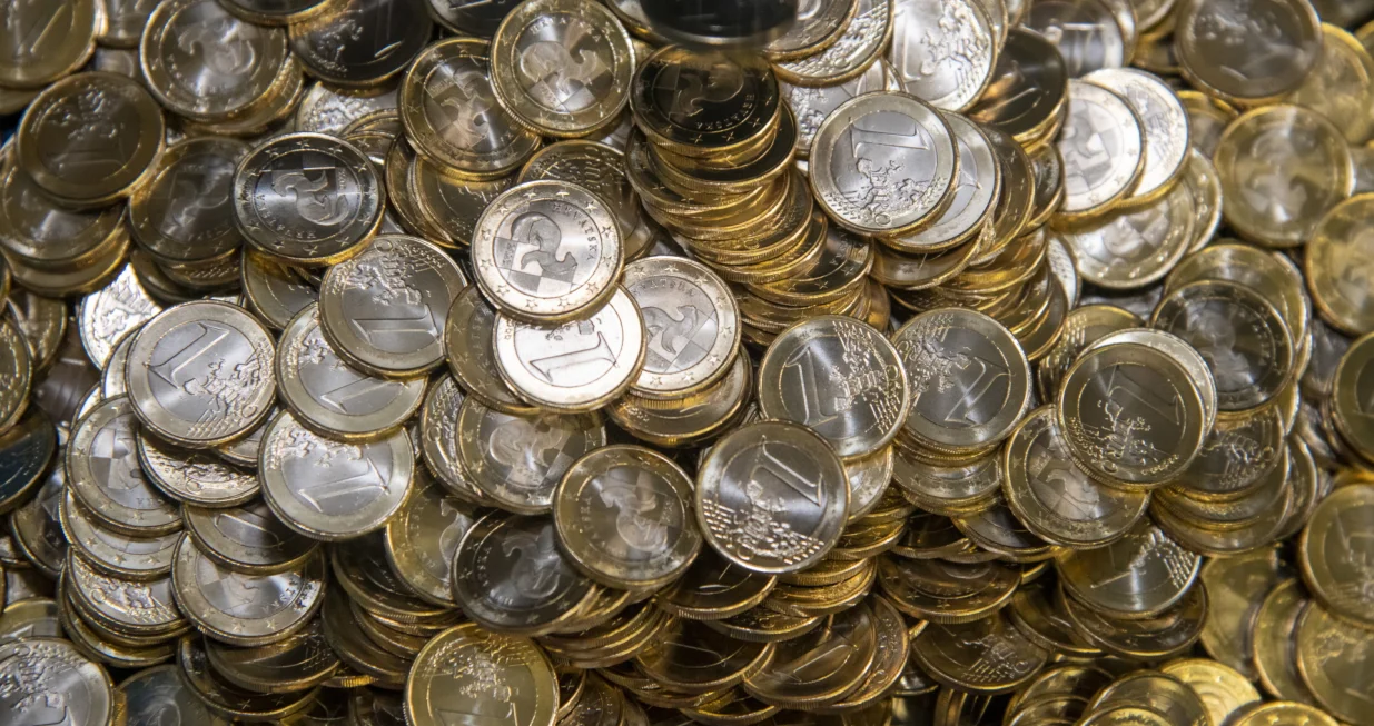 epa10077593 A handout photo made available by Croatian National Bank (HNB) shows first Croatian euro coins production during the first day minting Croatian version of euro coins at Mint building near Zagreb, Croatia, 18 July 2022. EU finance ministers on 12 July signed final agreement on the adoption of the euro by Croatia at the European Council in Brussels paving the way for Croatia to switch from the Kuna to the euro single currency from January 2023. EPA/CROATIAN NATIONAL BANK HANDOUT HANDOUT EDITORIAL USE ONLY/NO SALES/Croatian National Bank Handout