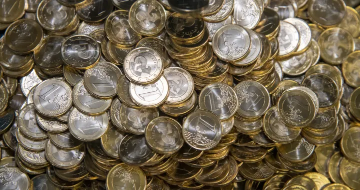 epa10077593 A handout photo made available by Croatian National Bank (HNB) shows first Croatian euro coins production during the first day minting Croatian version of euro coins at Mint building near Zagreb, Croatia, 18 July 2022. EU finance ministers on 12 July signed final agreement on the adoption of the euro by Croatia at the European Council in Brussels paving the way for Croatia to switch from the Kuna to the euro single currency from January 2023. EPA/CROATIAN NATIONAL BANK HANDOUT HANDOUT EDITORIAL USE ONLY/NO SALES/Croatian National Bank Handout