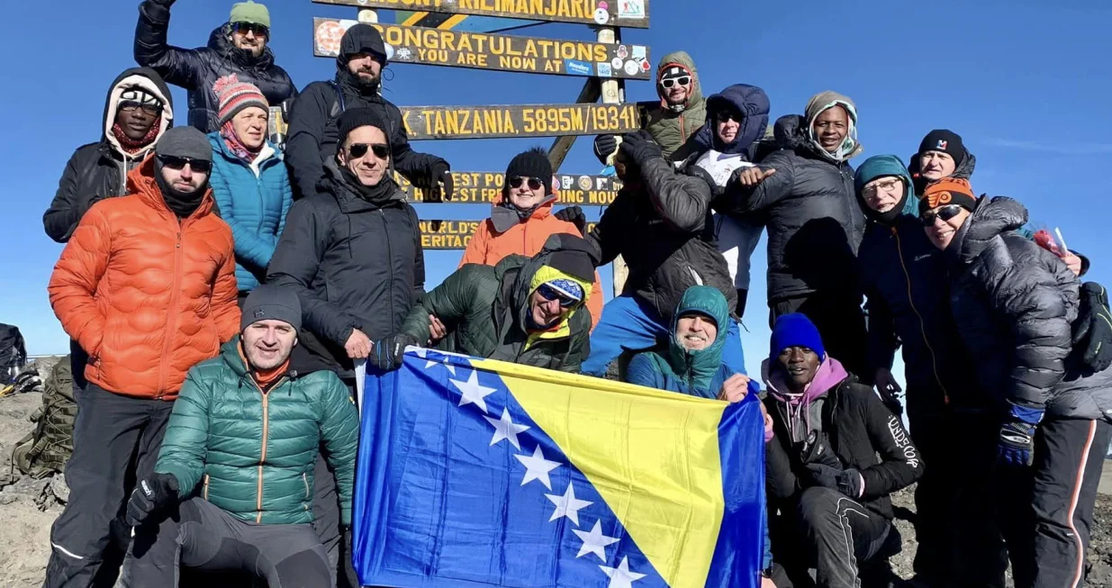 bh. sportista Tomislav Cvitanu&scaron;ić se u četvrtak, sa grupom planinara iz BiH koja je bila pojačana sa jednim Makedoncem, u 8:26 sati po lokalnom vremenu popeo na Uhuru Peak, najvi&scaron;i vrh planine Kilimandžaro, krova Afrike<br>facebook/