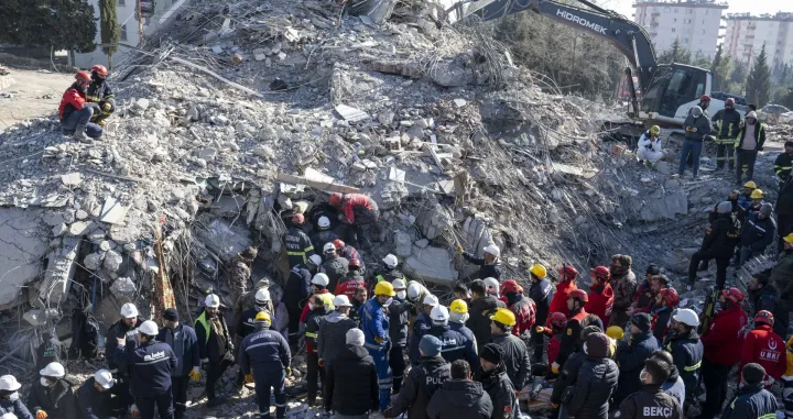 Sedmogodinji dječak spaen je iz ruevina zgrade u gradu Adiyamanu u turskom Kahramanmarasu, čak 152 sata nakon zemljotresa koji su pogodili jug Turkiye u ponedjeljak.<br>Spasilačke ekipe su rano jutros otkrile da se ispod ruevine osmospratnice nalazi iva osoba.<br>Potom su čuli dječiji glas i ubrzali su akciju spaavanja.<br>Nakon akcije koja je trajala oko sedam sati ispod ruevine su uspjeli spasiti sedmogodinjeg dječaka Hacija Ahmeta. (Ayta&ccedil; &Uuml;nal - Anadolu Agency)/Ayta&ccedil; &Uuml;nal