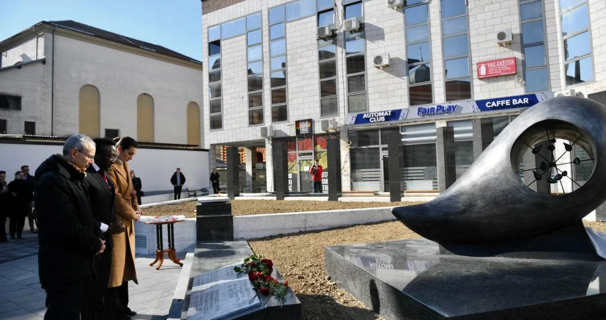 Spomenik je u obliku suze/ Almir &Scaron;arenkapa/