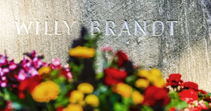 epa10230226 Name of Willy Brandt is seen on his grave stone during a wreath laying ceremony at the Waldfriedhof Zehlendorf cemetery in Berlin, Germany, 08 October 2022. A wreath laying ceremony takes place in memory of the former German Chancellor and Berlin's Governing Mayor Willy Brandt on the occasion of the 30th anniversary of his death. EPA/HANNIBAL HANSCHKE/Hannibal Hanschke