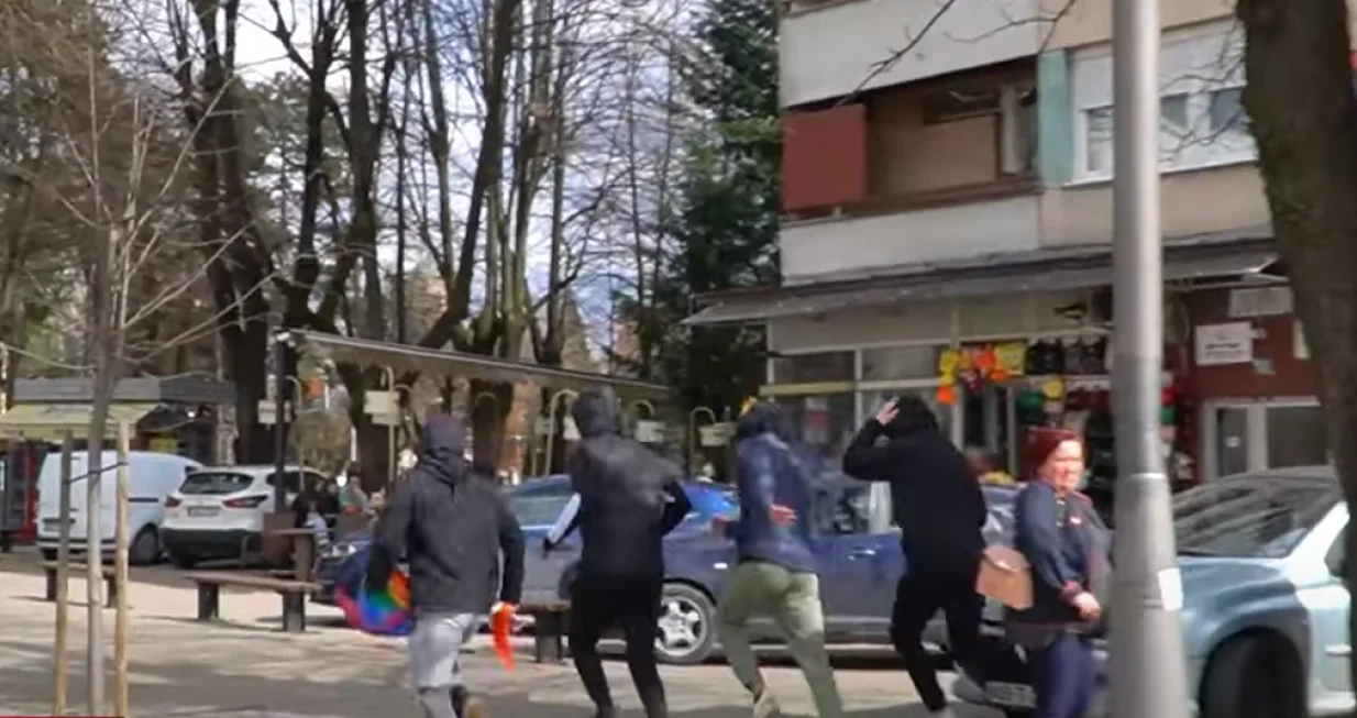 huligani osmomartovski mar&scaron; zastava lgbt<br>screenshot/