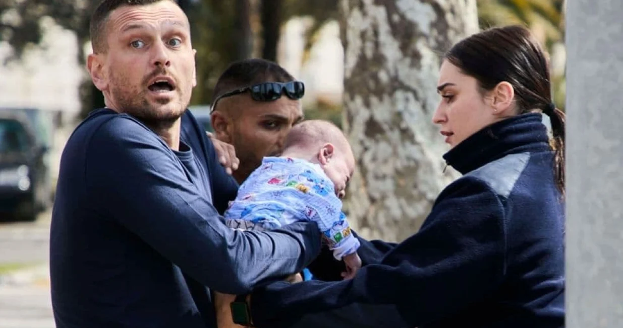 Adnan sa djetetom u naručju/ Pobjeda/