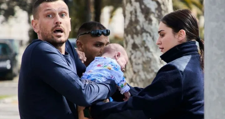 Adnan sa djetetom u naručju/ Pobjeda/