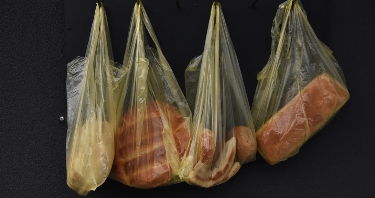 Besplatne vekne hljeba za ljude u potrebi u Mostaru/Anadolija/