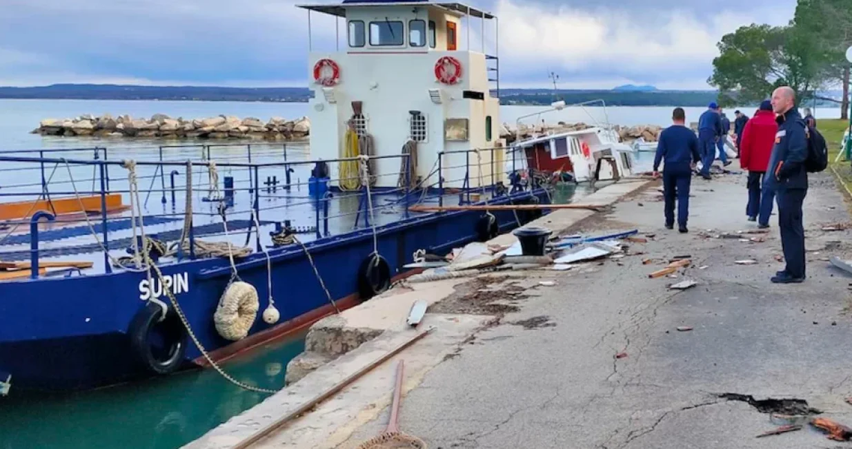 Putnički brod oštećen u nevremenu/