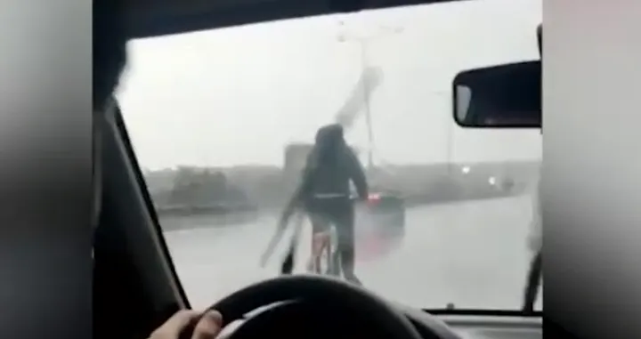 Vozio bicikl auto-putem bez opreme screenshot/
