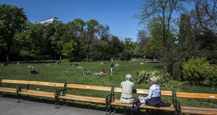 epa08379992 People enjoy a sunny spring day during the ongoing pandemic of the COVID-19 disease caused by the SARS-CoV-2 coronavirus, at the Stadtpark (City Park) in Vienna, Austria, 23 April 2020. EPA/CHRISTIAN BRUNA/Christian Bruna