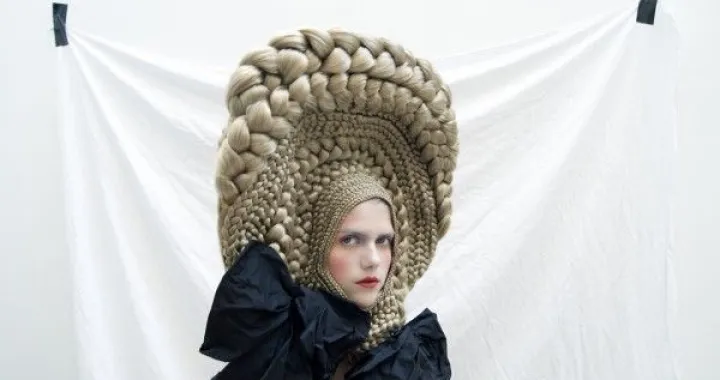 Marisol Suarez, perika od pletenica/