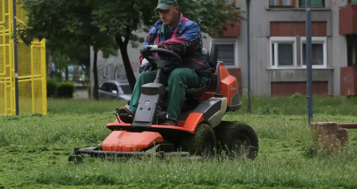 Košenje trave alipašino polje c faza/Senad Gubelić
