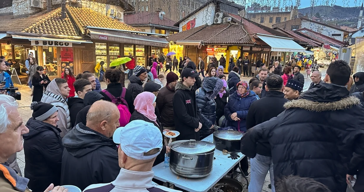 Besplatni iftar na Ba&scaron;čar&scaron;ijskom trgu/