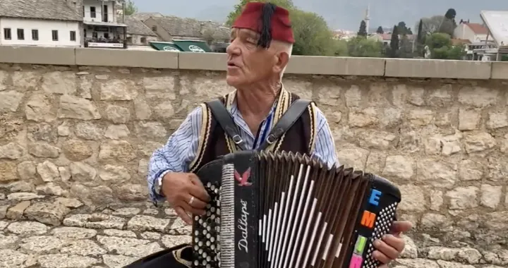 Nahid boravi u Mostaru, a svoju harmoniku je nazvao "Emina"/ Screenshot/N1/