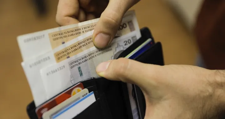 Prosječna mjesečna isplaćena neto plata u Bosni i Hercegovini u julu ove godine pre&scaron;la je iznos od 1.000 konvertibilnih maraka (KM), a prema podacima Agencije za statistiku BiH, u posljednjoj deceniji porasla je za 161 KM, &scaron;to je znatno manje u odnosu na rast prosječne plate u susjednim državama (Samır Jordamovıc - Anadolu Agency)/Samır Jordamovıc