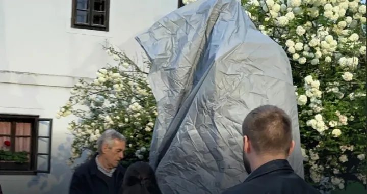 Titov kip u Kumrovcu prekriven/