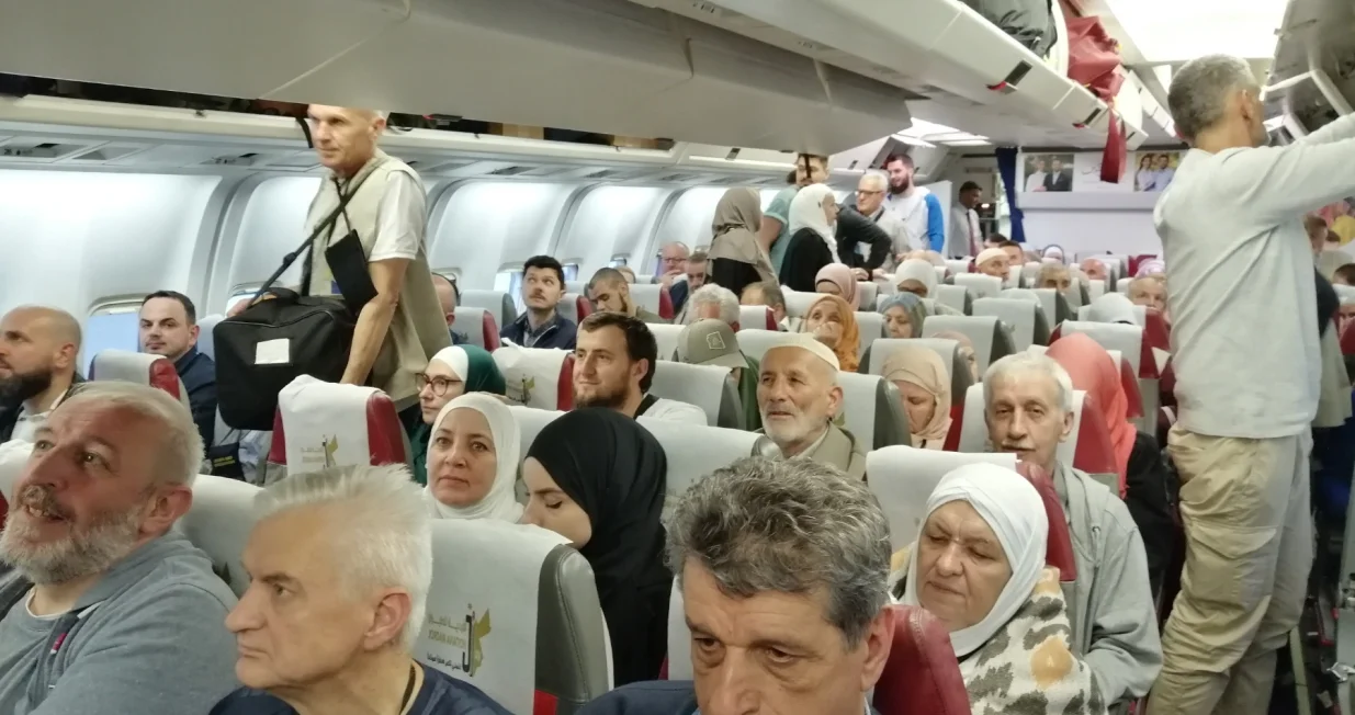 Buduće hadžije u avionu/