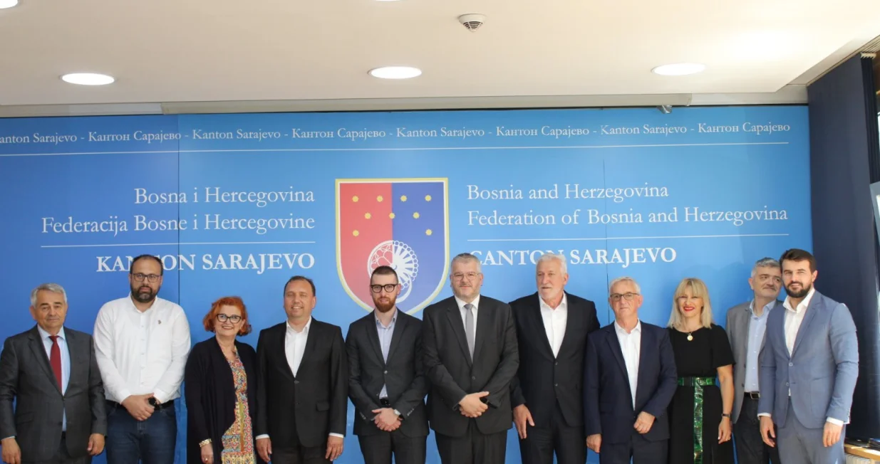 Ministar privrede Kantona Sarajevo Zlatko Mijatović i direktorica Zavoda za izgradnju KS- Belma Barlov potpisali su sa načelnicima općina s područja Kantona Sarajevo i predstavnicima Gradske uprave sporazume o sufinansiranju aktivnosti na realizaciji projekata uređenja riječnih korita i za&scaron;tite od poplava u 2023. godini/