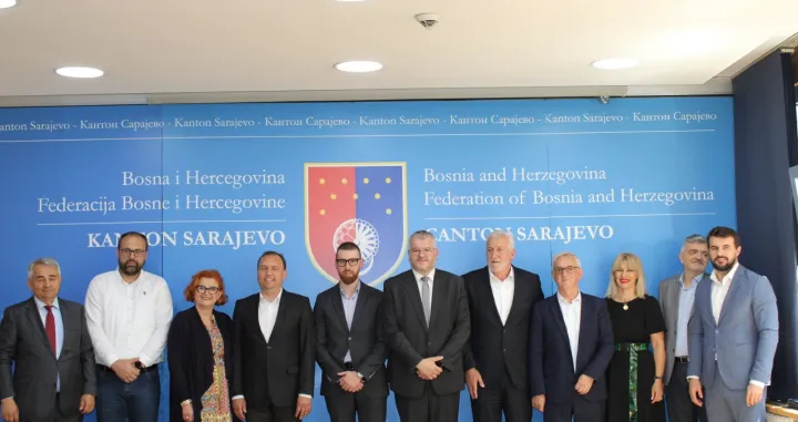 Ministar privrede Kantona Sarajevo Zlatko Mijatović i direktorica Zavoda za izgradnju KS- Belma Barlov potpisali su sa načelnicima općina s područja Kantona Sarajevo i predstavnicima Gradske uprave sporazume o sufinansiranju aktivnosti na realizaciji projekata uređenja riječnih korita i za&scaron;tite od poplava u 2023. godini/
