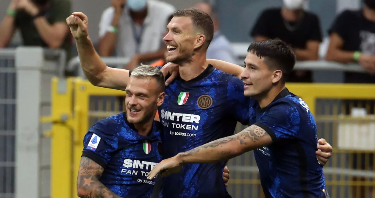 epa09423843 Inter Milan's Edin Dzeko (C) jubilates with his teammates Federico Dimarco (L) and Martin Satriano after the 4-0 lead during the Italian Serie A soccer match between FC Inter and Genoa in Milan, Italy, 21 August 2021. EPA/MATTEO BAZZI