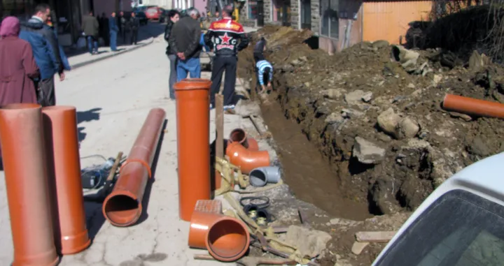 SREBRENICA, 17. MARTA /SRNA/ - Radnici Komunalnog preduzeca "Polet" mijenjaju vodovodne i kanalizacione cijevi koje su usljed niskih temperatura bile zaledjene i zapusene, a potom su popucale./Miro Pejic /foto Srna/