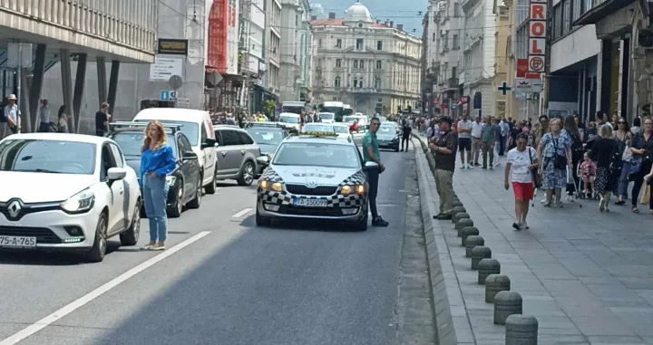 Svi su stali/Senad Gubelić/