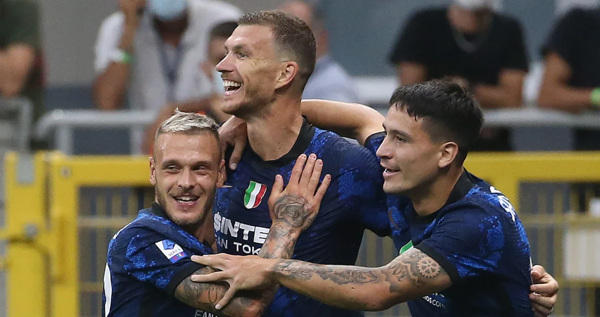epa09423844 Inter Milan's Edin Dzeko (C) jubilates with his teammates Federico Dimarco (L) and Martin Satriano after the 4-0 lead during the Italian Serie A soccer match between FC Inter and Genoa in Milan, Italy, 21 August 2021. EPA/MATTEO BAZZI