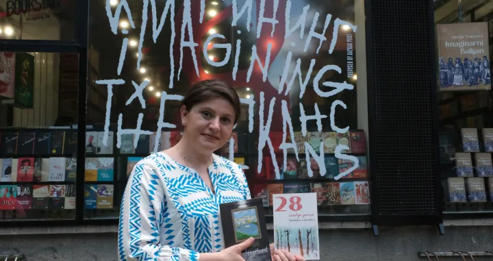  Albanska književnica sa njemačkom i engleskom adresom/