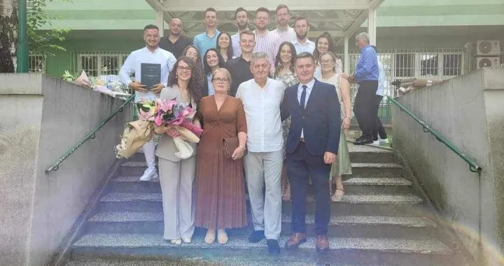 Alma i Meho Zahirović sa roditeljima Enesom i Semirom i prijateljima/Travnički.info